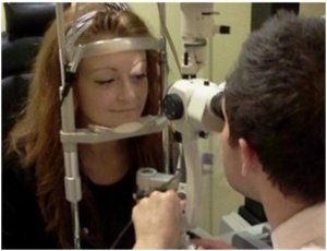 Adolescente descobre tumor do tamanho de laranja ao fazer exame de vista
