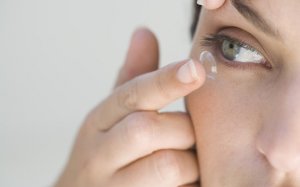 Cuidados ao usar lentes de contato durante o verão